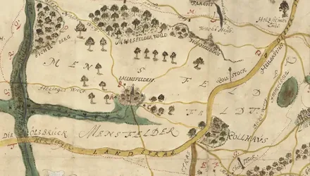 Ausschnitt einer handgezeichneten historischen Karte: das Dorf Mensfelden mit Kirche, umgeben von Wald, Feldern, Wegen und der Landstraße